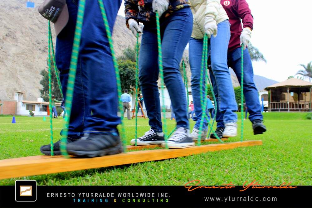 Educadores participando en dinámicas al aire libre para fortalecer vínculos pedagógicos